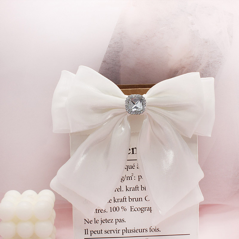 Kakla spraudnis ar ziedu apkaklei — tīkla loka broš, diagonālais loks, divslāņu dizains, kristāla akcenta uz dekoltē