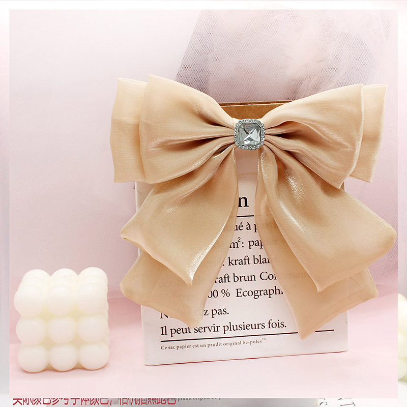 Kakla spraudnis ar ziedu apkaklei — tīkla loka broš, diagonālais loks, divslāņu dizains, kristāla akcenta uz dekoltē