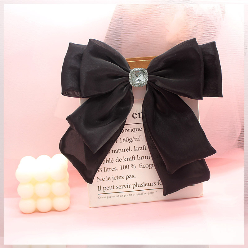 Kakla spraudnis ar ziedu apkaklei — tīkla loka broš, diagonālais loks, divslāņu dizains, kristāla akcenta uz dekoltē