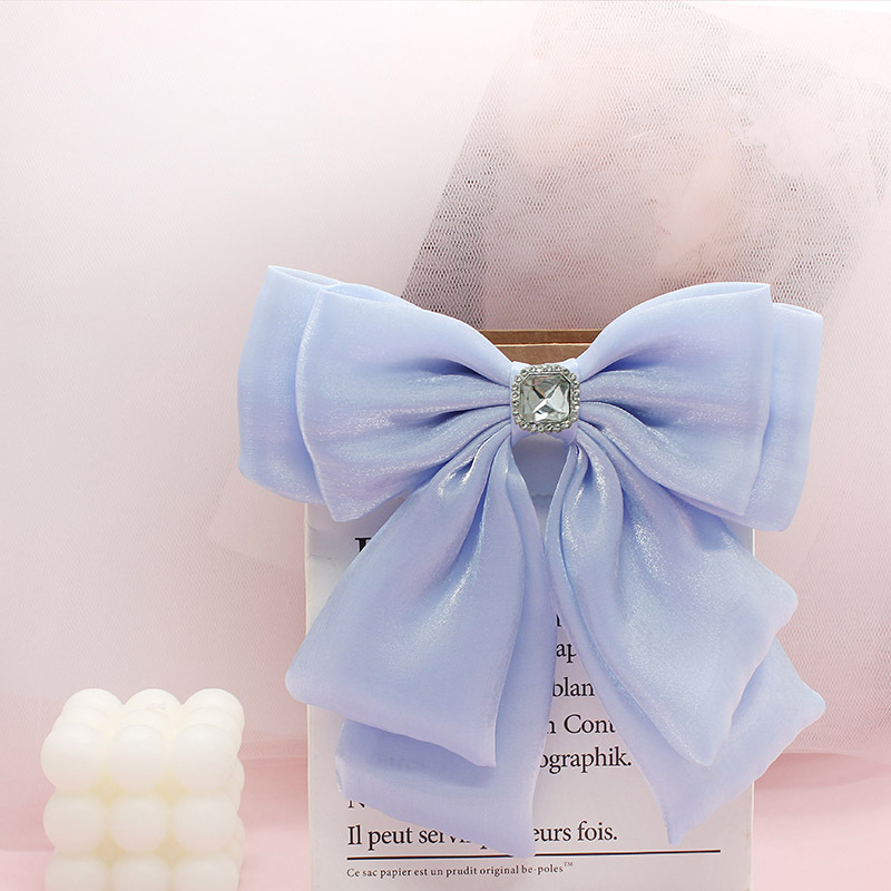 Kakla spraudnis ar ziedu apkaklei — tīkla loka broš, diagonālais loks, divslāņu dizains, kristāla akcenta uz dekoltē