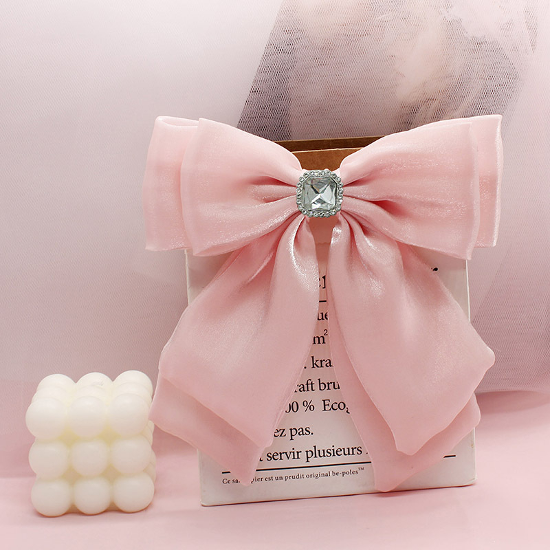 Kakla spraudnis ar ziedu apkaklei — tīkla loka broš, diagonālais loks, divslāņu dizains, kristāla akcenta uz dekoltē