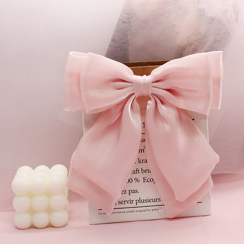 Kakla spraudnis ar ziedu apkaklei — tīkla loka broš, diagonālais loks, divslāņu dizains, kristāla akcenta uz dekoltē