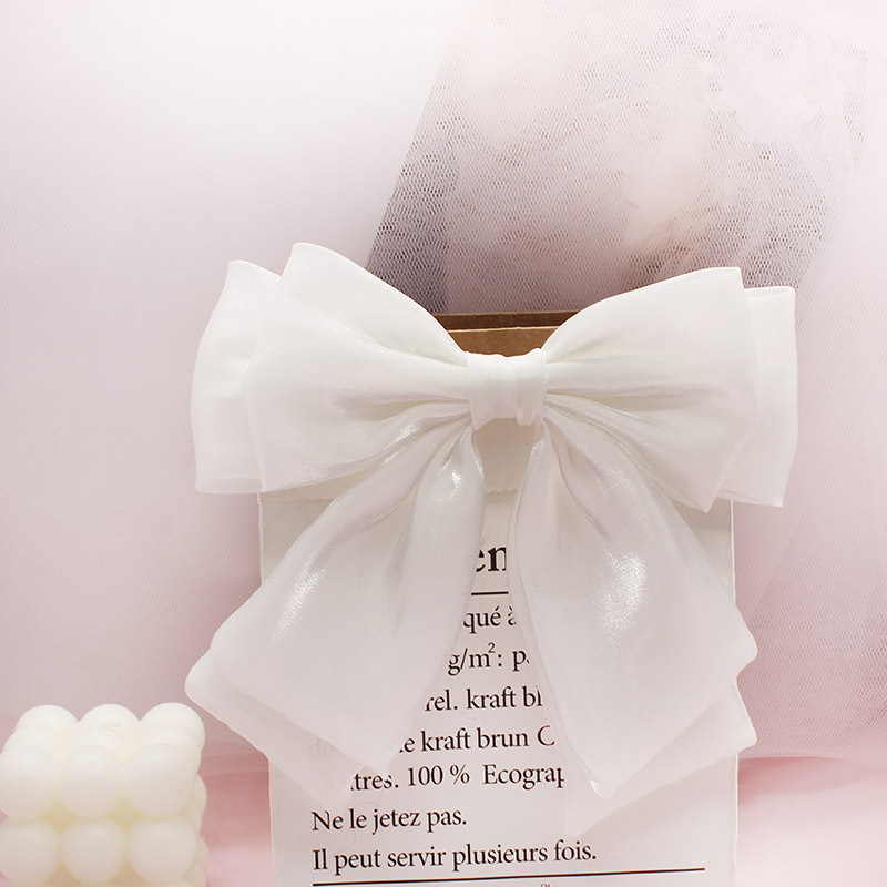 Kakla spraudnis ar ziedu apkaklei — tīkla loka broš, diagonālais loks, divslāņu dizains, kristāla akcenta uz dekoltē