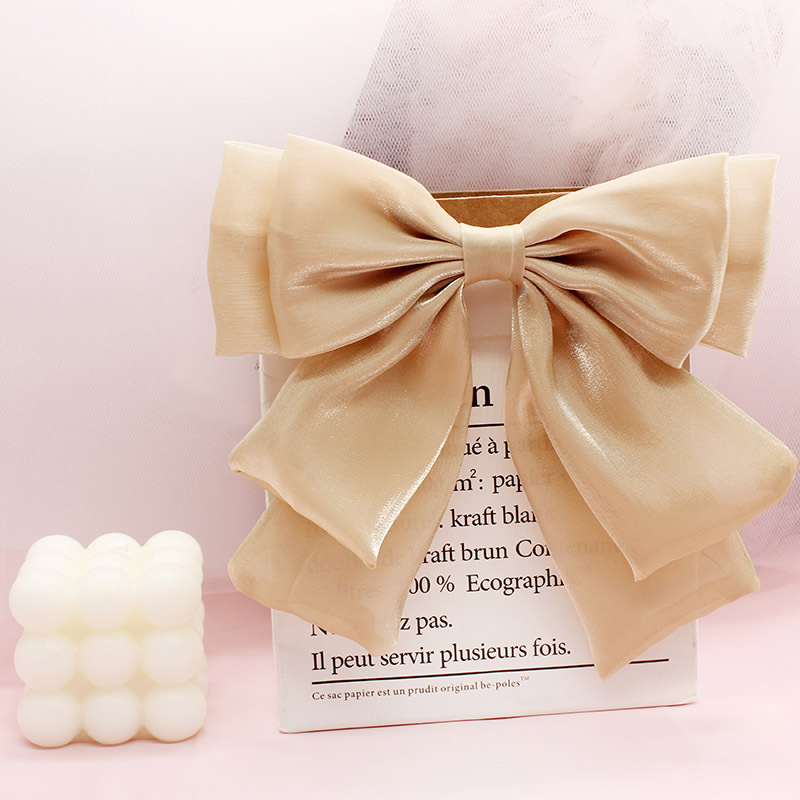 Kakla spraudnis ar ziedu apkaklei — tīkla loka broš, diagonālais loks, divslāņu dizains, kristāla akcenta uz dekoltē