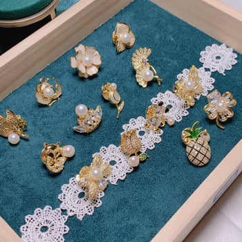 Broska od bakra s cirkonima, zlatnim premazom, cvjetni dizajn, unisex, dekorativna i za poklon.