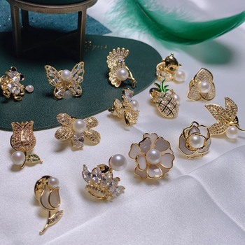 Broska od bakra s cirkonima, zlatnim premazom, cvjetni dizajn, unisex, dekorativna i za poklon.