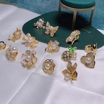 Broska od bakra s cirkonima, zlatnim premazom, cvjetni dizajn, unisex, dekorativna i za poklon.