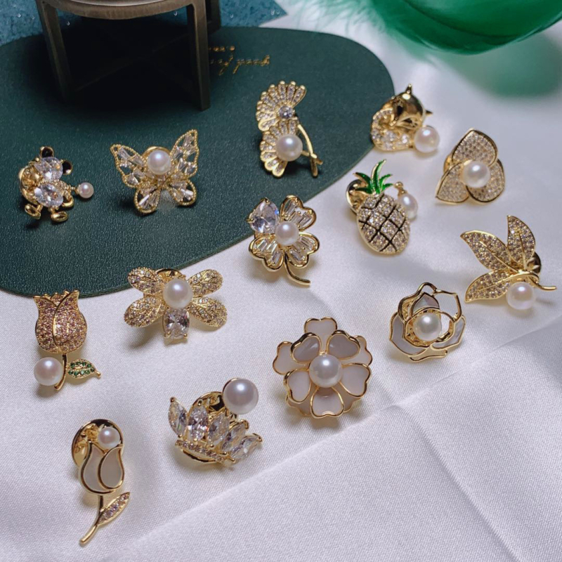 Broska od bakra s cirkonima, zlatnim premazom, cvjetni dizajn, unisex, dekorativna i za poklon.