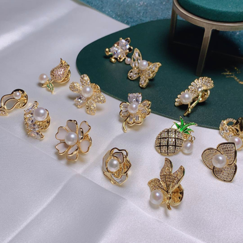 Broska od bakra s cirkonima, zlatnim premazom, cvjetni dizajn, unisex, dekorativna i za poklon.