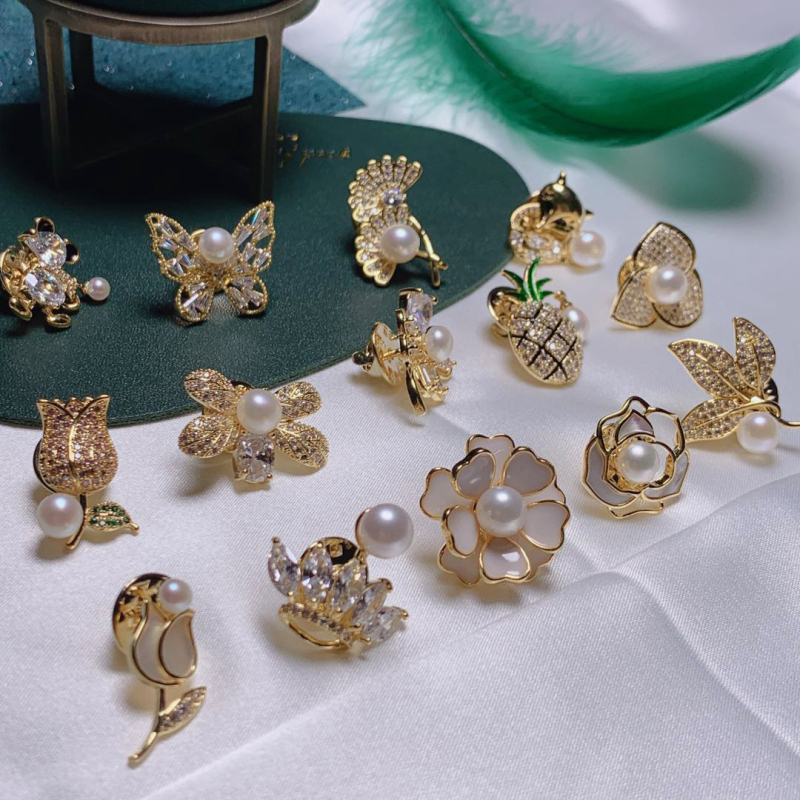 Broska od bakra s cirkonima, zlatnim premazom, cvjetni dizajn, unisex, dekorativna i za poklon.