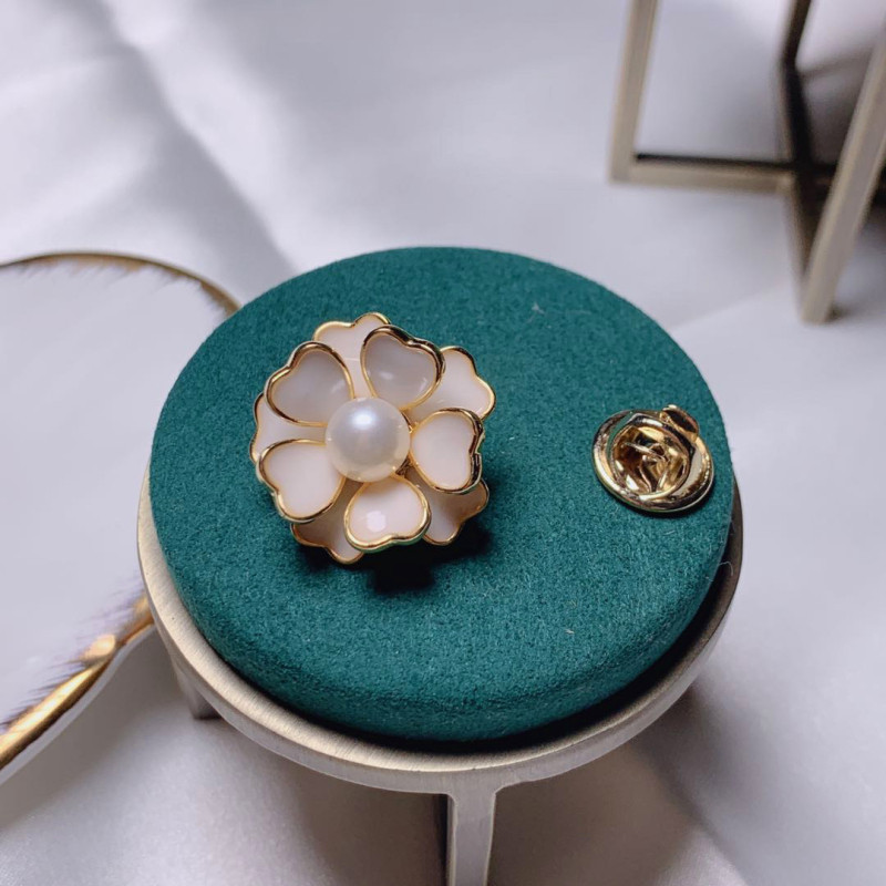 Broska od bakra s cirkonima, zlatnim premazom, cvjetni dizajn, unisex, dekorativna i za poklon.