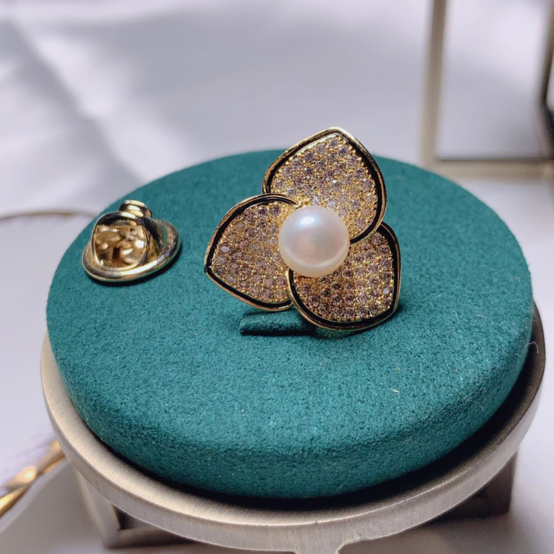 Broska od bakra s cirkonima, zlatnim premazom, cvjetni dizajn, unisex, dekorativna i za poklon.