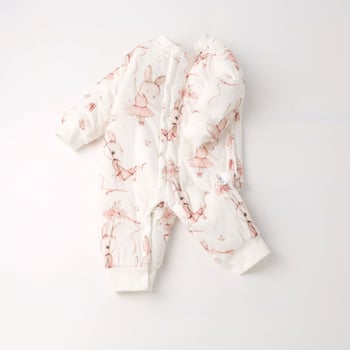 Kūdikio medvilninis kombinezonas su 120 g pūkų įdėklu, 100% medvilnė, ilgomis rankovėmis, unisex, priekyje vienu mygtuku užsegamas