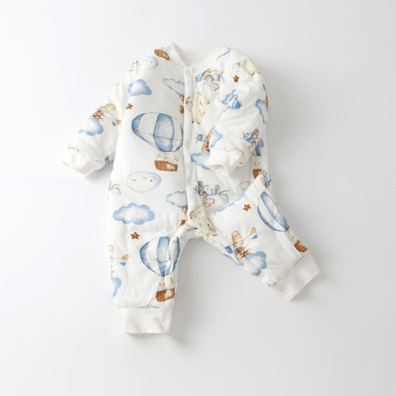 Kūdikio medvilninis kombinezonas su 120 g pūkų įdėklu, 100% medvilnė, ilgomis rankovėmis, unisex, priekyje vienu mygtuku užsegamas