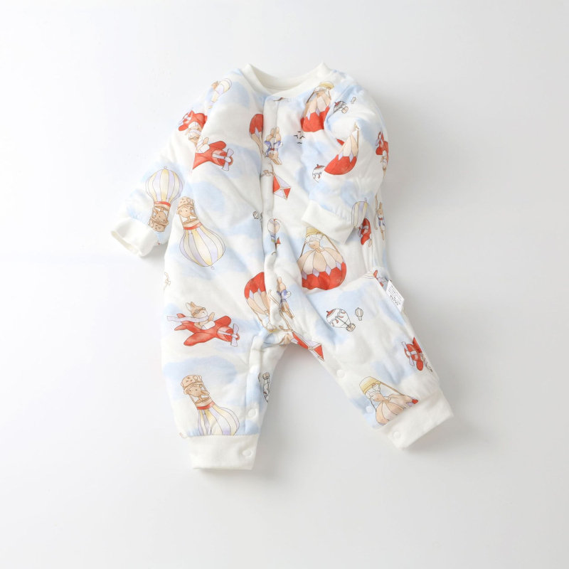 Kūdikio medvilninis kombinezonas su 120 g pūkų įdėklu, 100% medvilnė, ilgomis rankovėmis, unisex, priekyje vienu mygtuku užsegamas