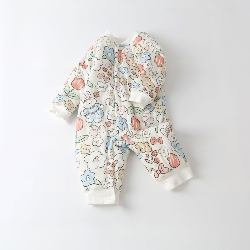 Kūdikio medvilninis kombinezonas su 120 g pūkų įdėklu, 100% medvilnė, ilgomis rankovėmis, unisex, priekyje vienu mygtuku užsegamas