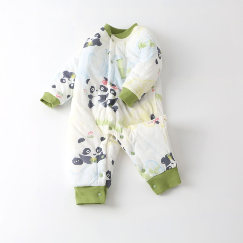 Kūdikio medvilninis kombinezonas su 120 g pūkų įdėklu, 100% medvilnė, ilgomis rankovėmis, unisex, priekyje vienu mygtuku užsegamas
