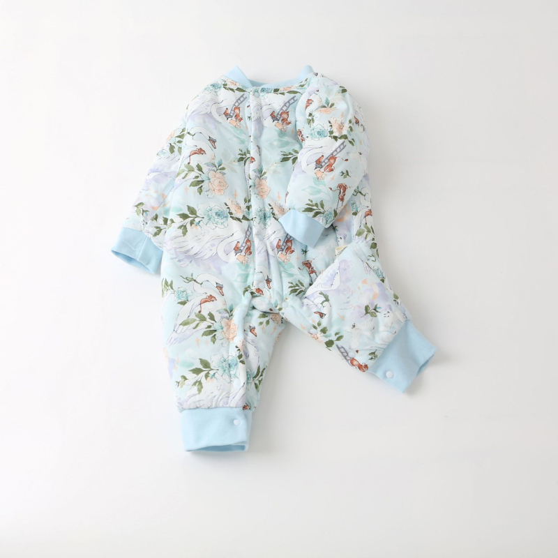 Kūdikio medvilninis kombinezonas su 120 g pūkų įdėklu, 100% medvilnė, ilgomis rankovėmis, unisex, priekyje vienu mygtuku užsegamas