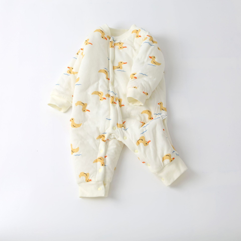 Kūdikio medvilninis kombinezonas su 120 g pūkų įdėklu, 100% medvilnė, ilgomis rankovėmis, unisex, priekyje vienu mygtuku užsegamas