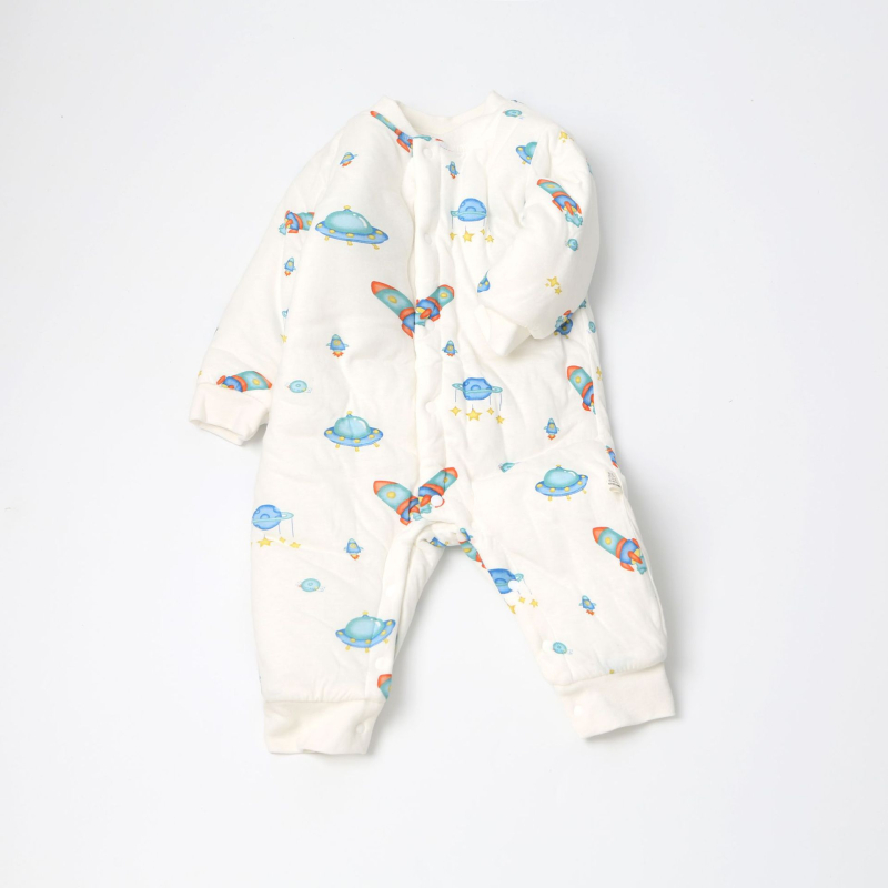 Kūdikio medvilninis kombinezonas su 120 g pūkų įdėklu, 100% medvilnė, ilgomis rankovėmis, unisex, priekyje vienu mygtuku užsegamas