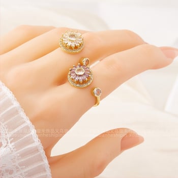 Vario žiedas su cirkonų mikroinkrustacijomis, sukiojamas apskritos gėlės dizainas, elektroplatinė danga, kilmė Yiwu