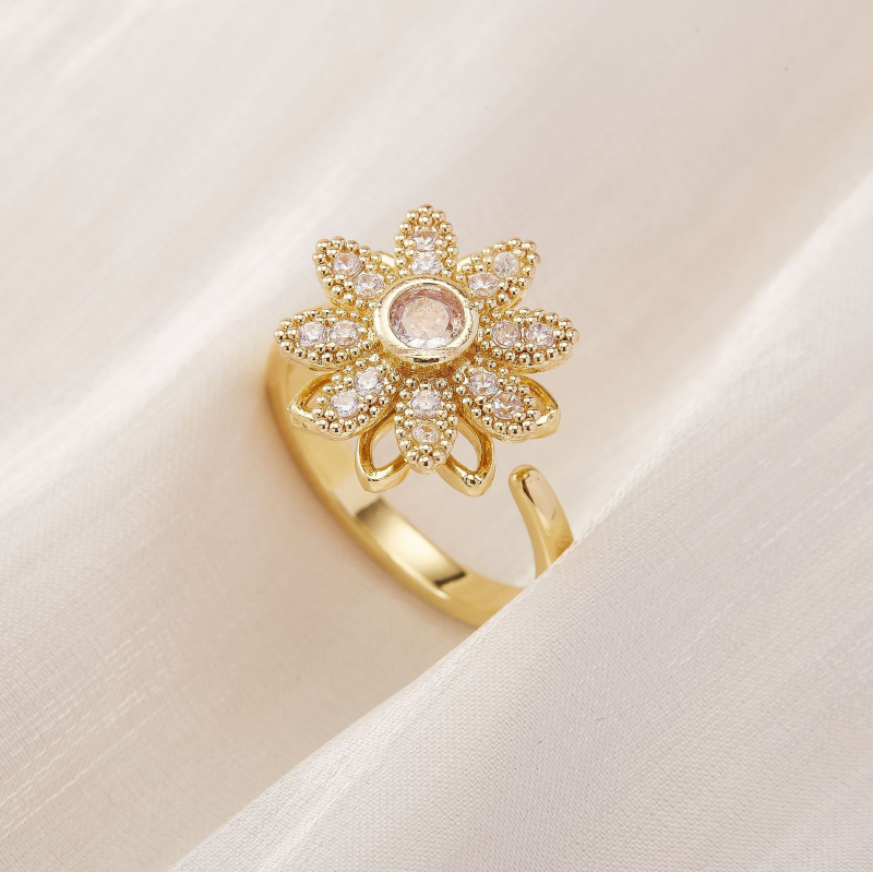 Vario žiedas su cirkonų mikroinkrustacijomis, sukiojamas apskritos gėlės dizainas, elektroplatinė danga, kilmė Yiwu