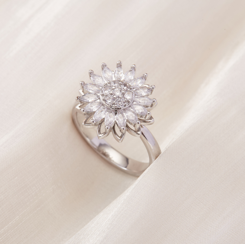 Vario žiedas su cirkonų mikroinkrustacijomis, sukiojamas apskritos gėlės dizainas, elektroplatinė danga, kilmė Yiwu
