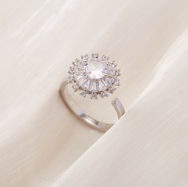 Vario žiedas su cirkonų mikroinkrustacijomis, sukiojamas apskritos gėlės dizainas, elektroplatinė danga, kilmė Yiwu