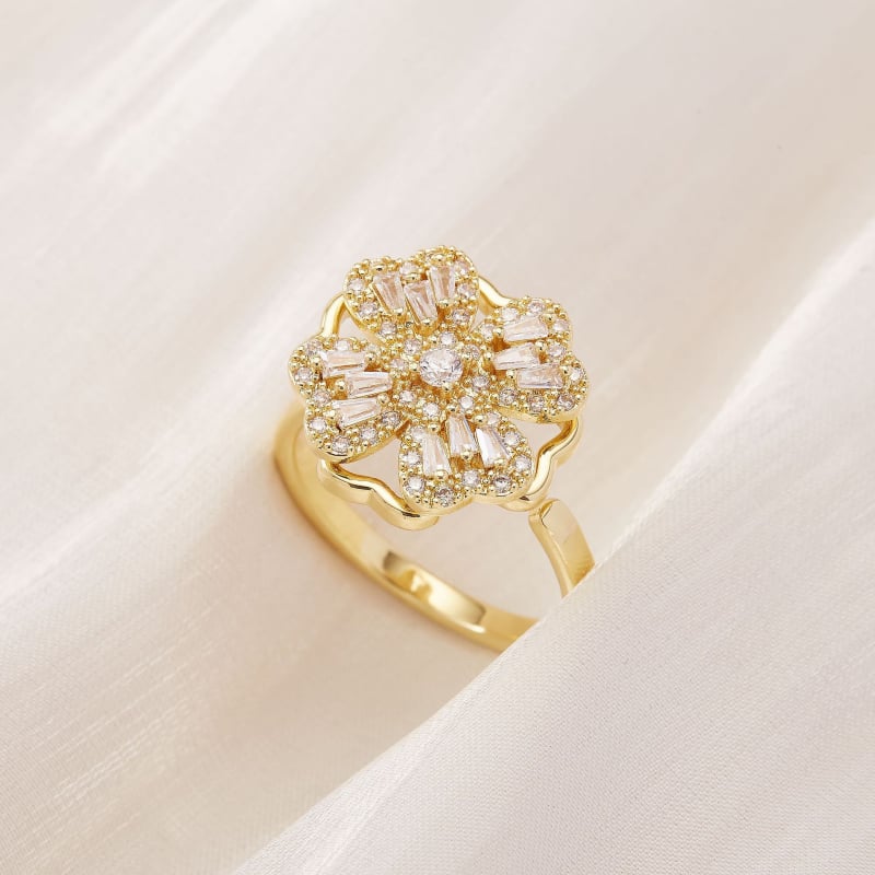 Vario žiedas su cirkonų mikroinkrustacijomis, sukiojamas apskritos gėlės dizainas, elektroplatinė danga, kilmė Yiwu