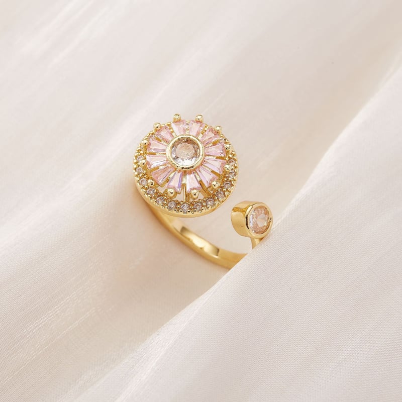 Vario žiedas su cirkonų mikroinkrustacijomis, sukiojamas apskritos gėlės dizainas, elektroplatinė danga, kilmė Yiwu