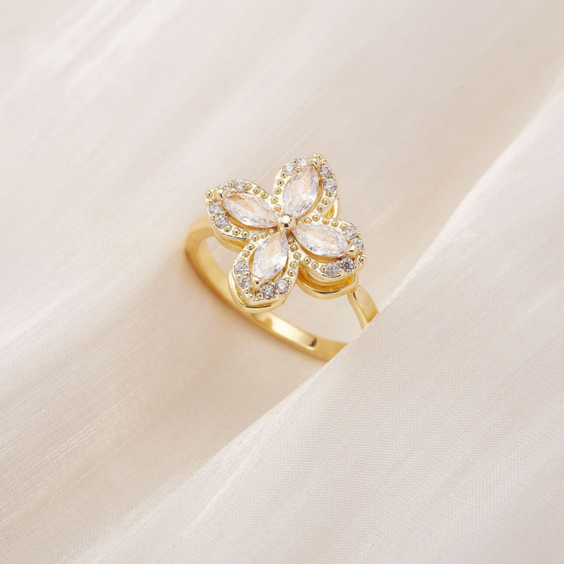 Vario žiedas su cirkonų mikroinkrustacijomis, sukiojamas apskritos gėlės dizainas, elektroplatinė danga, kilmė Yiwu