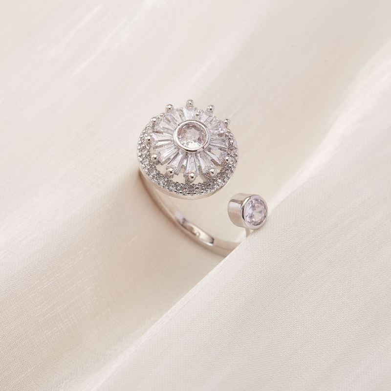 Vario žiedas su cirkonų mikroinkrustacijomis, sukiojamas apskritos gėlės dizainas, elektroplatinė danga, kilmė Yiwu