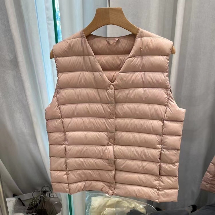 Šaura siluetes pūka veste ar neilona ārējo materiālu, bez piedurknēm, vienu pogu aizdare, Ziemas 2025