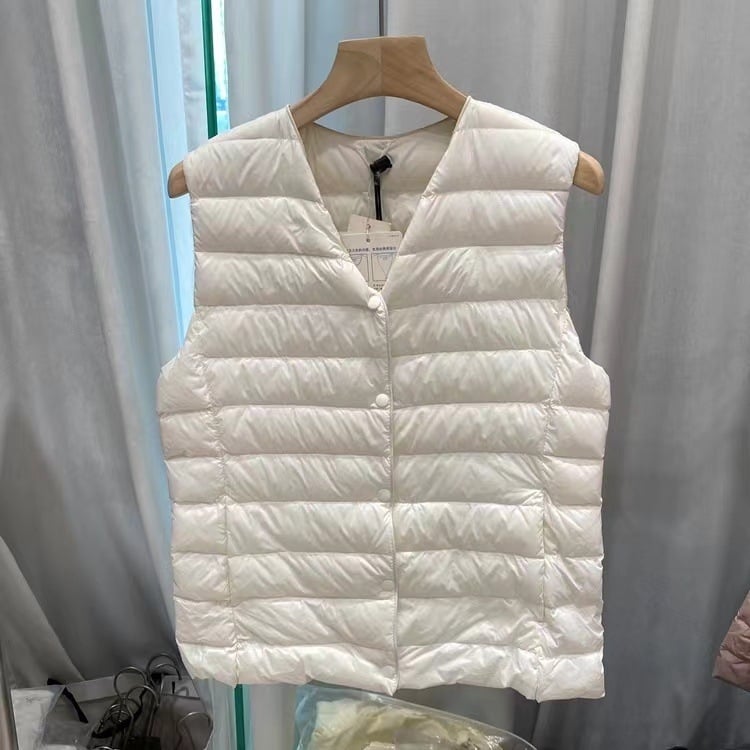 Šaura siluetes pūka veste ar neilona ārējo materiālu, bez piedurknēm, vienu pogu aizdare, Ziemas 2025