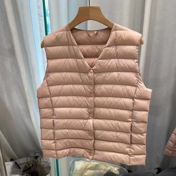 Šaura siluetes pūka veste ar neilona ārējo materiālu, bez piedurknēm, vienu pogu aizdare, Ziemas 2025