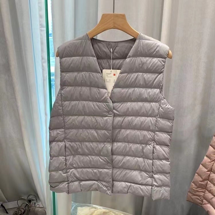 Šaura siluetes pūka veste ar neilona ārējo materiālu, bez piedurknēm, vienu pogu aizdare, Ziemas 2025