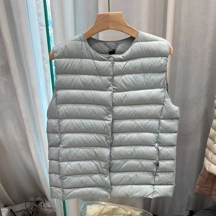 Šaura siluetes pūka veste ar neilona ārējo materiālu, bez piedurknēm, vienu pogu aizdare, Ziemas 2025