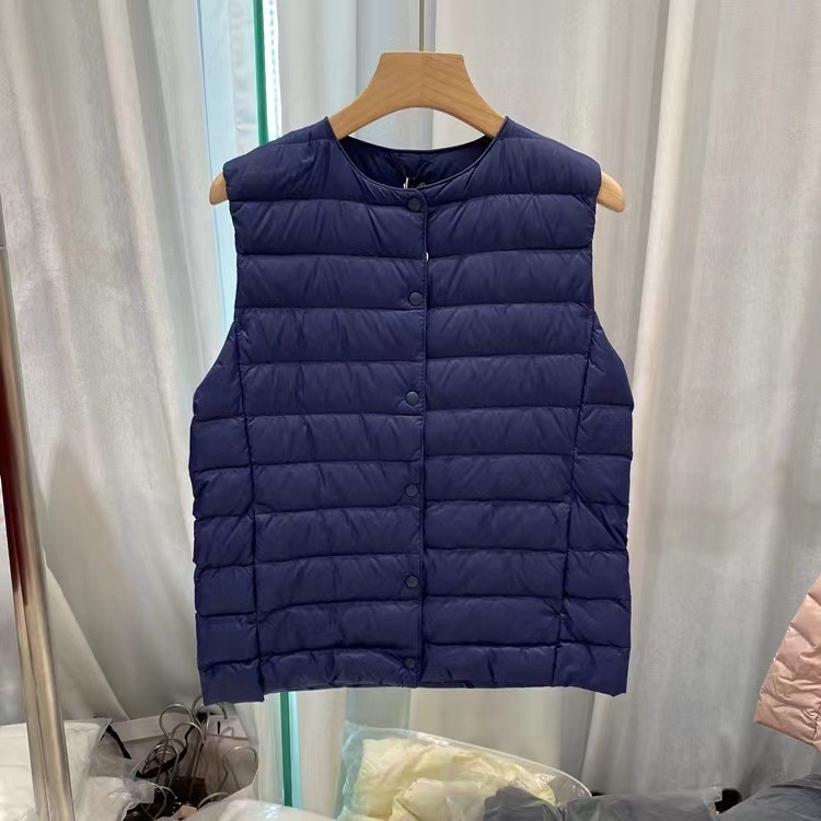 Šaura siluetes pūka veste ar neilona ārējo materiālu, bez piedurknēm, vienu pogu aizdare, Ziemas 2025