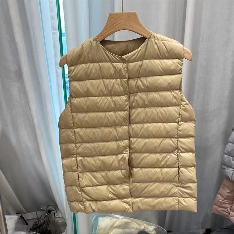 Šaura siluetes pūka veste ar neilona ārējo materiālu, bez piedurknēm, vienu pogu aizdare, Ziemas 2025