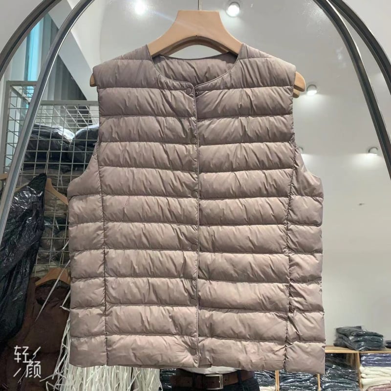 Šaura siluetes pūka veste ar neilona ārējo materiālu, bez piedurknēm, vienu pogu aizdare, Ziemas 2025