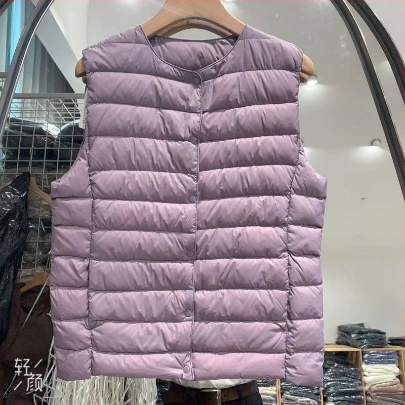 Šaura siluetes pūka veste ar neilona ārējo materiālu, bez piedurknēm, vienu pogu aizdare, Ziemas 2025