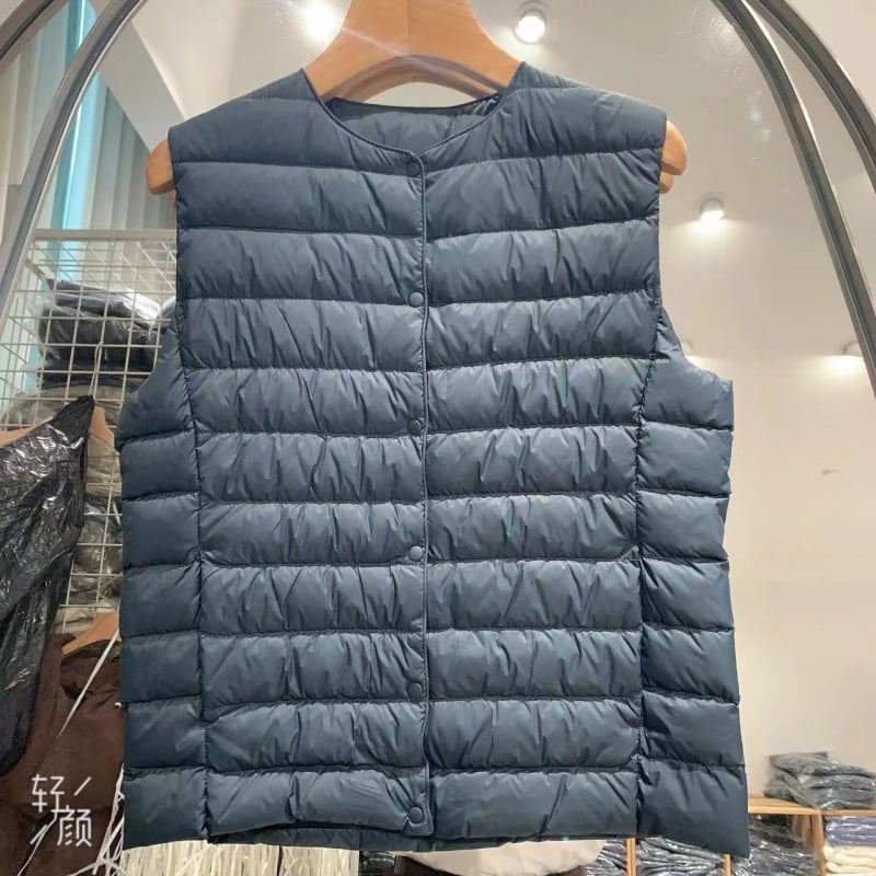 Šaura siluetes pūka veste ar neilona ārējo materiālu, bez piedurknēm, vienu pogu aizdare, Ziemas 2025