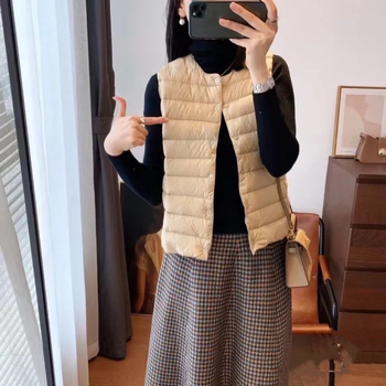 Moteriška liemenė iš antis pūkų, apvalus kaklas, vienos eilės užtrauktukas, pūkų sudėtis 50%, ilgis 50–65 cm