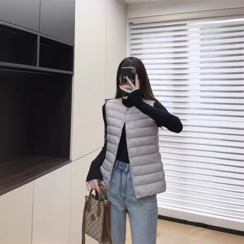 Moteriška liemenė iš antis pūkų, apvalus kaklas, vienos eilės užtrauktukas, pūkų sudėtis 50%, ilgis 50–65 cm