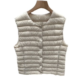 Moteriška liemenė iš antis pūkų, apvalus kaklas, vienos eilės užtrauktukas, pūkų sudėtis 50%, ilgis 50–65 cm