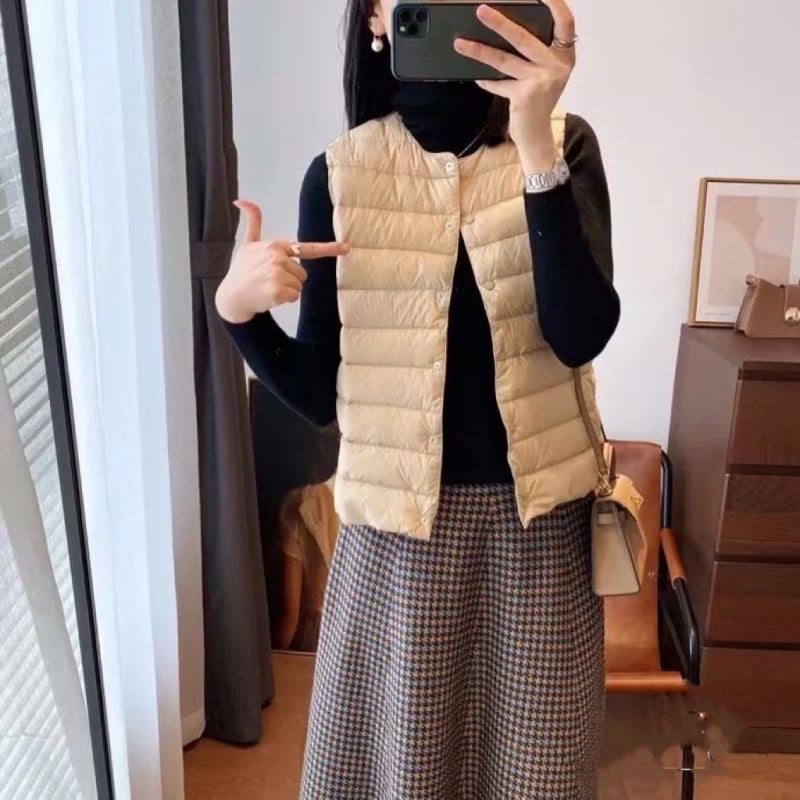 Moteriška liemenė iš antis pūkų, apvalus kaklas, vienos eilės užtrauktukas, pūkų sudėtis 50%, ilgis 50–65 cm