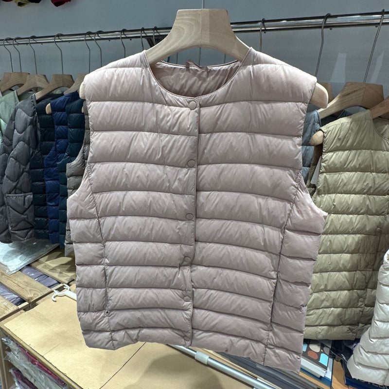 Moteriška liemenė iš antis pūkų, apvalus kaklas, vienos eilės užtrauktukas, pūkų sudėtis 50%, ilgis 50–65 cm