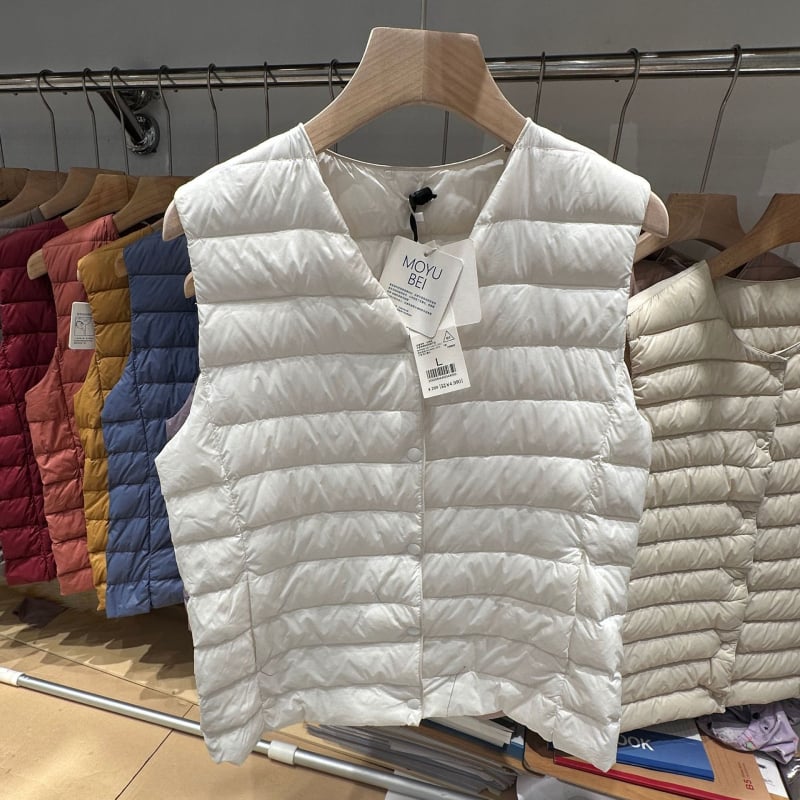 Moteriška liemenė iš antis pūkų, apvalus kaklas, vienos eilės užtrauktukas, pūkų sudėtis 50%, ilgis 50–65 cm