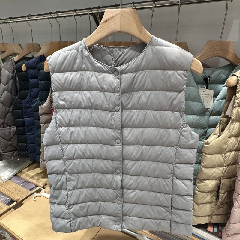 Moteriška liemenė iš antis pūkų, apvalus kaklas, vienos eilės užtrauktukas, pūkų sudėtis 50%, ilgis 50–65 cm