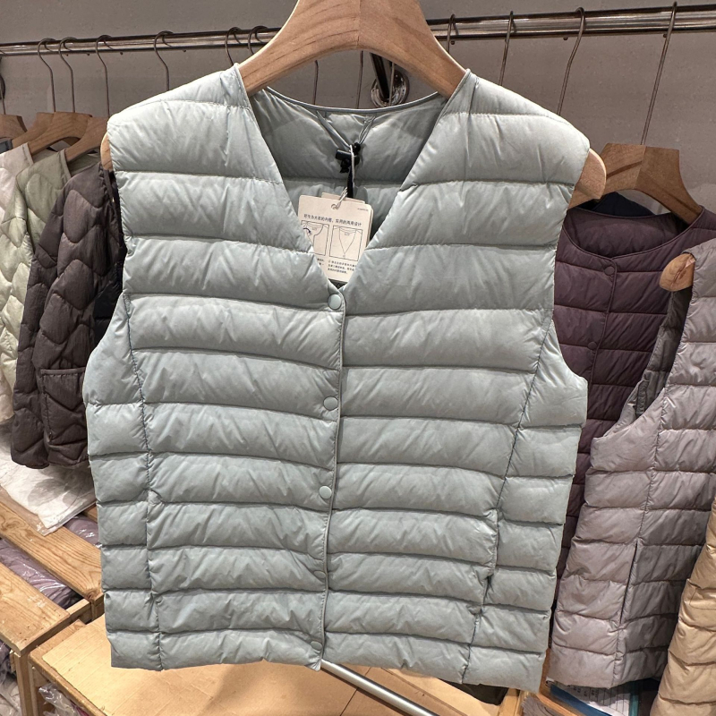 Moteriška liemenė iš antis pūkų, apvalus kaklas, vienos eilės užtrauktukas, pūkų sudėtis 50%, ilgis 50–65 cm